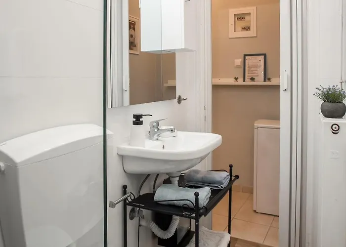 With Parking * Larissa